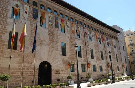 Las Cortes Valencianas reconocen la labor de las Fiscalías contra los delitos de odio y discriminación con el Premio Guillem Agulló