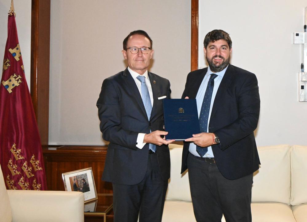 José Luis Díaz Manzanera entrega la Memoria al presidente de la Comunidad Autónoma de la Región de Murcia, Fernando López Miras, y a la presidenta de la Asamblea Regional, Visitación Martínez.