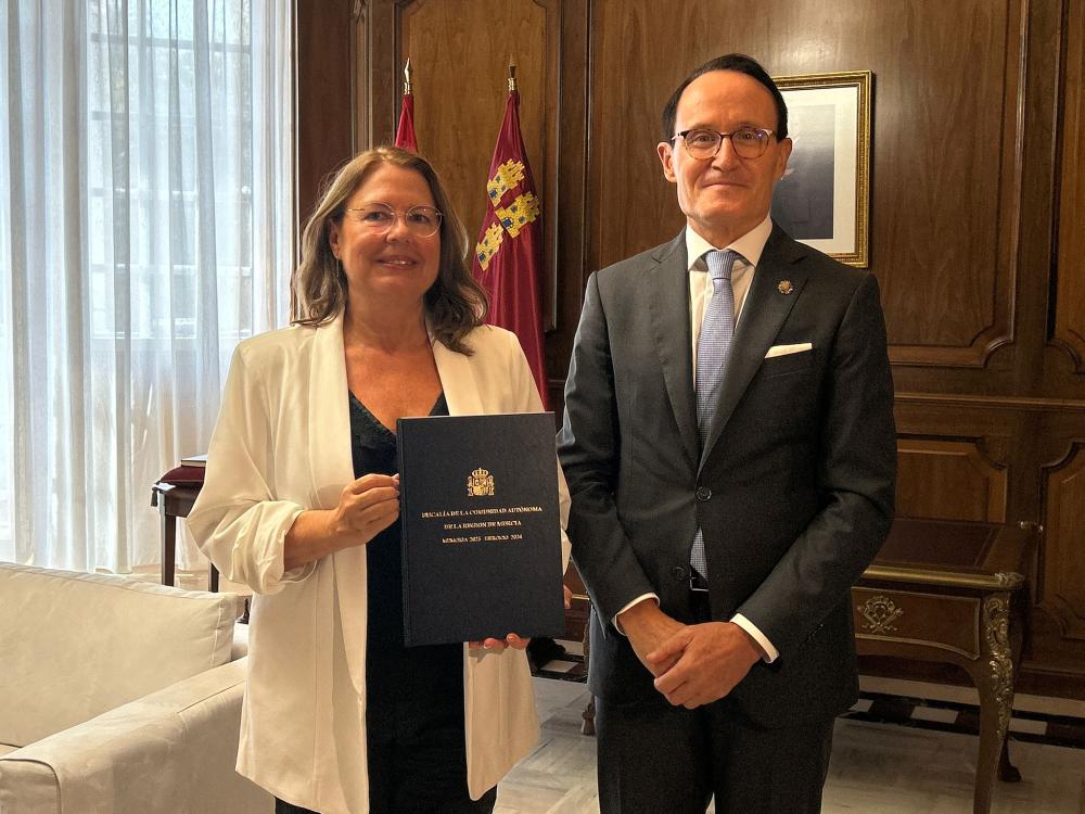 José Luis Díaz Manzanera entrega la Memoria al presidente de la Comunidad Autónoma de la Región de Murcia, Fernando López Miras, y a la presidenta de la Asamblea Regional, Visitación Martínez.